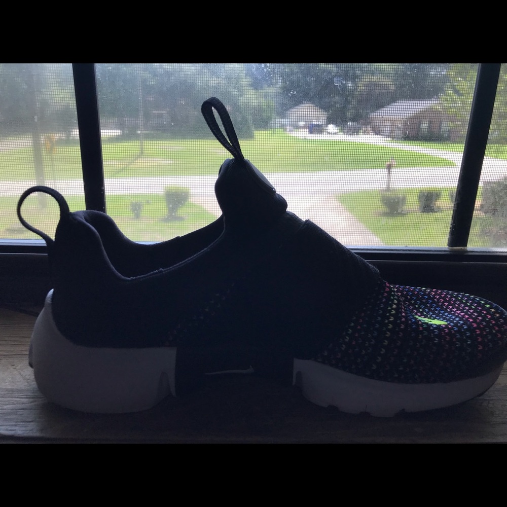 Girls Nike Athletic Sneakers Size 5Y/ W7.5